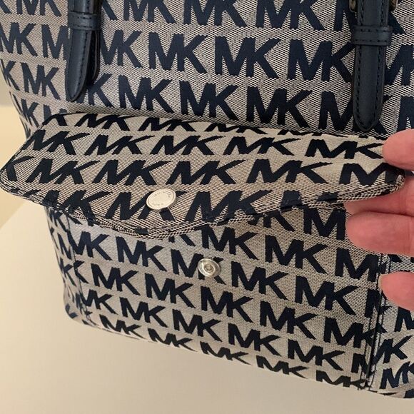 MICHAEL KORS Navy Signature Tote - Picture 2 of 7